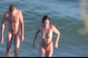 شاهد فتاة مثيرة ترتدي البكيني وهي تضفي لونًا برونزيًا على جسدها الساخن المدخن على الشواطئ الرملية للمحيط.